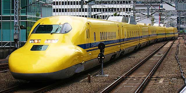 滅多に見られない新幹線「ドクターイエロー」
