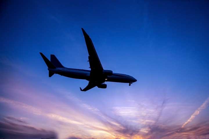 天候が荒れて飛べない！？飛行機が欠航した場合の航空会社の対応と取るべき行動とは