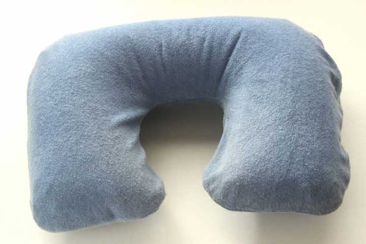 首まくら(ネックピロー)で機内での仮眠も快適に!