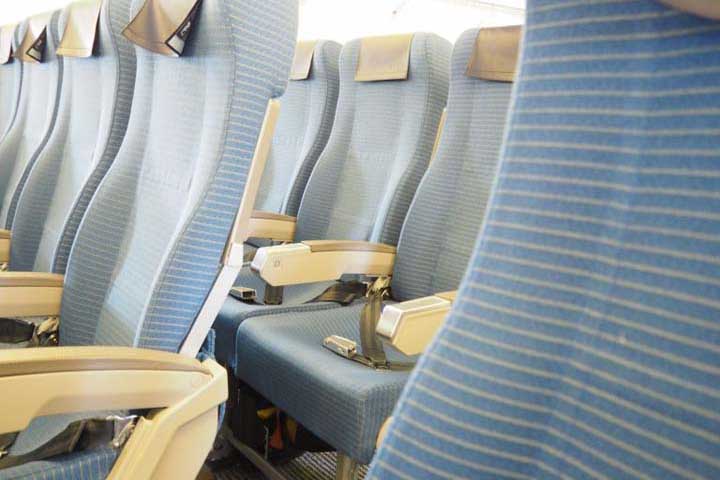 飛行機内に持っていくべきおすすめ便利グッズ20選と過ごしやすい楽な服装!エコノミークラスでも快適に!